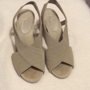 Aerosoles A2 taupe fabric heel